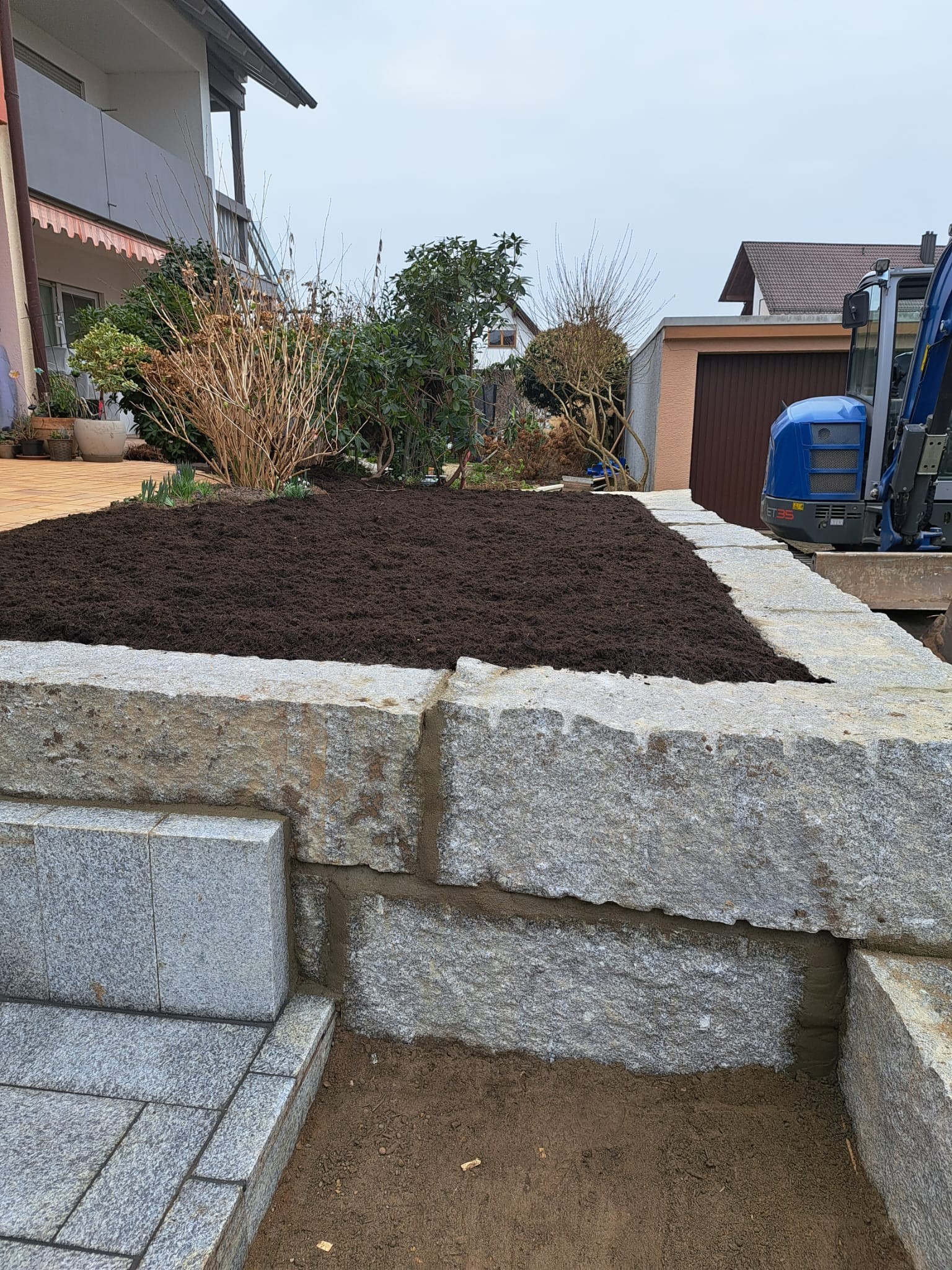 Granitquader in Beton gesetzt und ausgefugt.